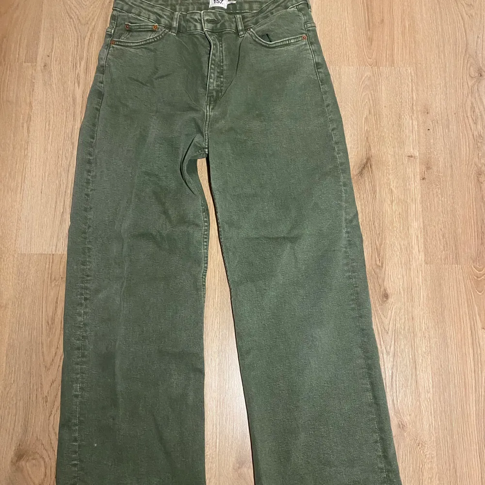 Gröna straight leg jeans från lager157. Streachigt skönt material och fin passform. . Jeans & Byxor.