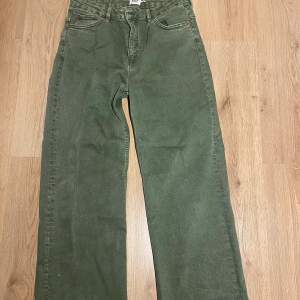 Gröna straight leg jeans från lager157. Streachigt skönt material och fin passform. 