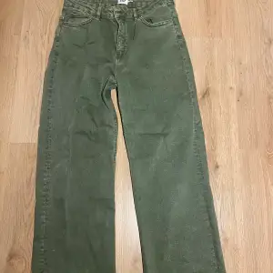 Gröna straight leg jeans från lager157. Streachigt skönt material och fin passform. 
