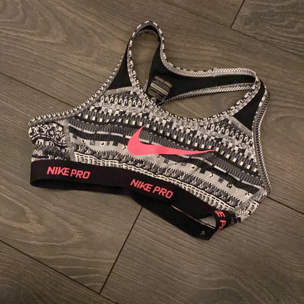 Säljer en tränings topp från Nike i stl junior M  ( xs ) då jag inte tycker om den längre. Säljer den för 80 + frakt, köpte den på maraton i Stockholm💗. Toppar.