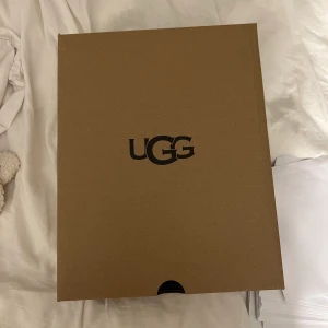 Ugg  - Helt nya uggs svarta, kostade 2000kr nypris och säljer direkt för 1900kr vid snabbköp 