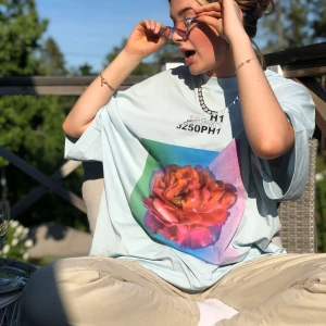 Grafisk t-shirt - Cool grafisk t shirt med coolt tryck på framsidan. Baggy och jag tycker den passar perfekt. Stryker den innan jag skickar iväg den! 