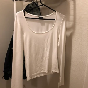 Topp - Superfin topp från ginatricot i storlek S. Ärmarna har jättefina slitsar längst ner, köparen står för frakten:)