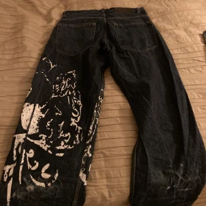 Rudecru - Ett par nice baggy jeans från rudecru, köpta för 760 (inte ink frakt) sköna med nice print, printet är lite bort tvättat utöver att jag grömt vika ut och in innan tvätt, använda fåtal gånger men riktigt soft