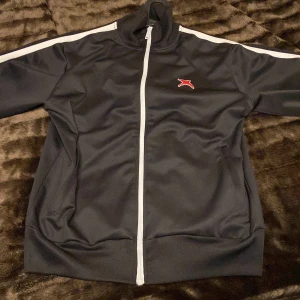 Axel Arigato trackjacket - Skitsnygg äkta Axel Arigato tröja som tyvvär är för stor för mig, den är i väldigt gott skick och är knappt använd och utan fläckar eller hål eller några andra tecken på slitning. Pris kan diskuteras vid snabbt köp.