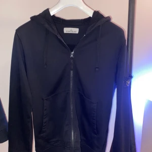 Stone island  - Tja, Säljer min Stone Island hoodie eftersom den inte kommit till användning. Den är självklart äkta, sparsamt använd och mycket bra skick. Storlek S Hör av er om ni är intresserade👋🏾