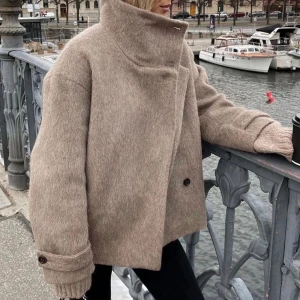 Arket beige kappa - Helt slutsåld kappa från arket. Den är använd ett fåtal gånger så i nyskick. Storlek S☺️ Finns kvar💗