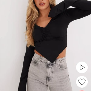 Svart topp, Small - Svart topp från Nelly, Gorgeous LS top. Helt ny, provad 1 gång. Prislapparna sitter kvar
