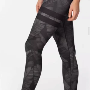 Stronger congo night tights - Stronger träningsbyxor, bara testade. Nypris 799kr säljer för 500kr