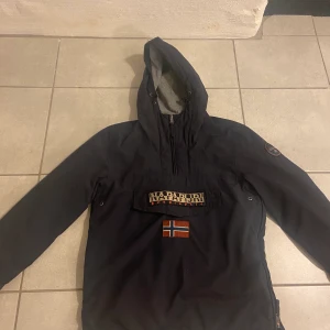 Napapijri jacka - Napapijri vinterjacka. Är i väldigt bra skick och använd ett fåtal gånger. Inga fläckar osv på jackan. Nypris 2500kr