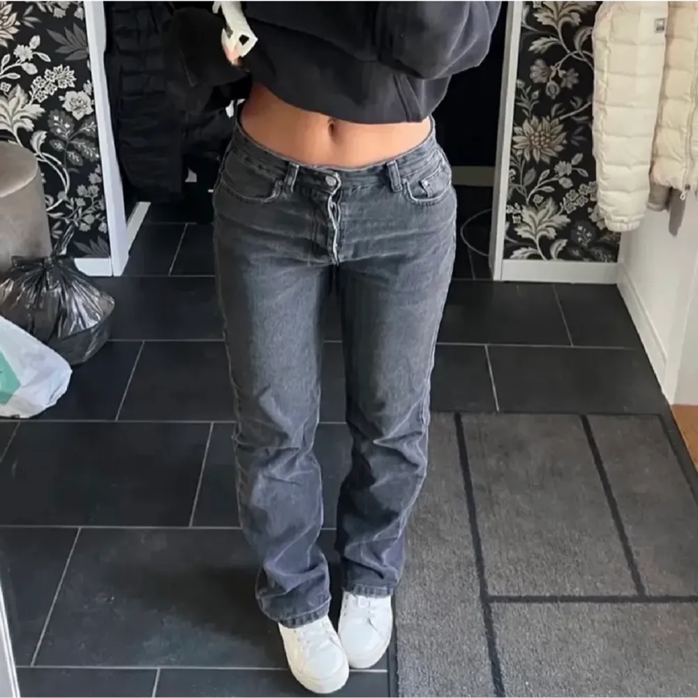 Säljer mina hyfsat nya jeans från Zara då de inte kommer till användning. Använda några få gånger så inga tecken på slitage! Mellanhöga i midjan och ganska långa (Första bilden lånad). Jeans & Byxor.