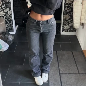 Zara jeans - Säljer mina hyfsat nya jeans från Zara då de inte kommer till användning. Använda några få gånger så inga tecken på slitage! Mellanhöga i midjan och ganska långa (Första bilden lånad)