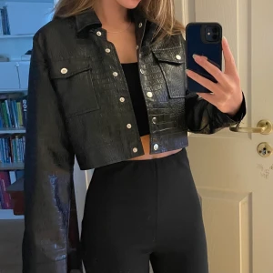Croppad Skinnjacka - Croppad Skinnjacka med snakeprint från missguided. Säljer pga kommer ej till användning
