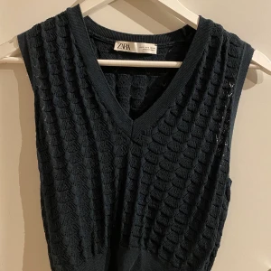 Stickad zara - Stickad väst från zara! Fin att ha som ett linne eller över en skjorta eller tisha 😍köpt på plick men inte använd av mig så i jättefint skick