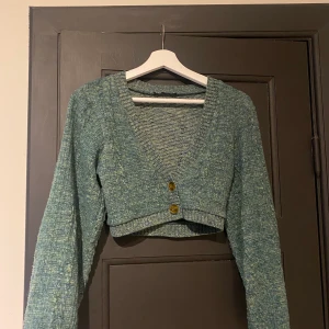 Kort stickad tröja - Grön croppad stickad topp från zara. Mycket bra skick, köparen står för frakten.