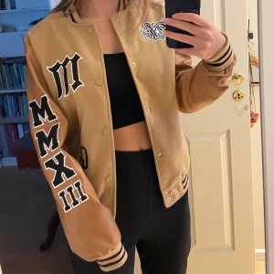 Varsityjacka - Varsity/bomberjacka från boohoo mansavdelning. Storlek Xs men oversized.Säljer pga kommer ej till användning