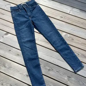 Ett par coola high waisted skinny jeans i en härlig mörkblå färg. Använd 2 ynka gånger så i mycket fräcsht nytt skick!