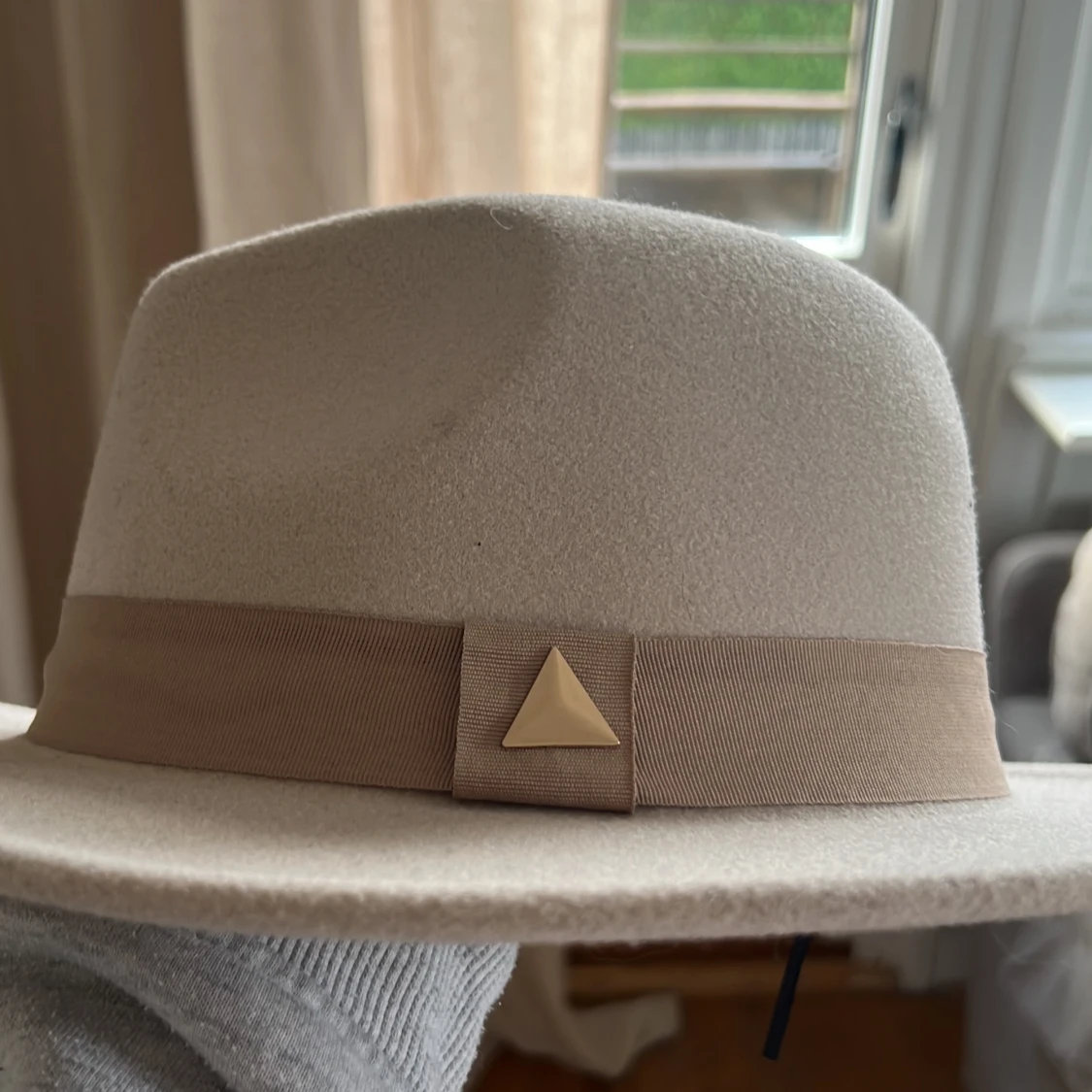 Beige Asos hat 120 KR  - 91