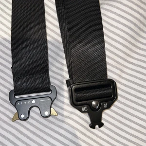 Alyx bälte 25mm - 1017 Alyx 25mm bälte. Dust bag följer med. 