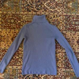 Stickad tröja - SÅ fin ljusblå stickad polo!