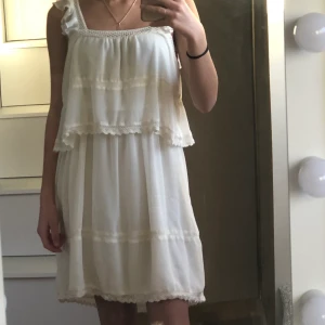 Vit volangklänning med fina detaljer - Vit volangklänning med fina detaljer i storlek 36 som är använd ca 2 ggr. Den funkar på mig som är på bilden och har storlek xs och xxs. Dock kan den vara lite för stor. 🌸 Buda på Plick privat. Kan gå ner i pris vid snabb affär.  