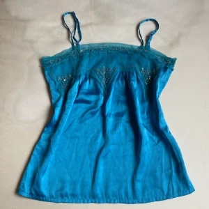 Söt topp💙 - Jätte söt satintopp💙 jag brukar ha xs/s i toppar och den här satt bra skulle jag säga. Finns justerbara band💙skriv om ni undrar något elelr vill ha fler bilder💙