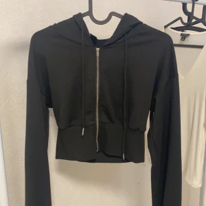 Kofta  - En cropped kofta från Shein, skönt material, inte så lång, har en luva, svart, oanvänd, frakt 45kr  Totalt pris: 95kr ink frakt🤍