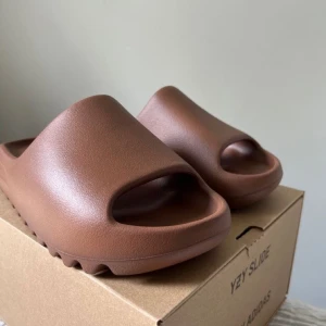 Yezzy slides  - Säljer ett par yezzy slides flax  Con 10/10