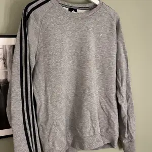 Säljer grå adidas sweatshirt som jag köpt begagnat i butik på Beyond Retro för ca 400kr. Väldigt bra skick. Tror storleken är M och den känns även som en M på!