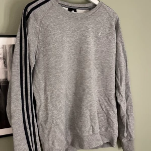 Adidas sweatshirt  - Säljer grå adidas sweatshirt som jag köpt begagnat i butik på Beyond Retro för ca 400kr. Väldigt bra skick. Tror storleken är M och den känns även som en M på!