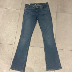 Levis jeans  - Ett par snygga Levis low waist i mörkare tvätt. I strl 28 
