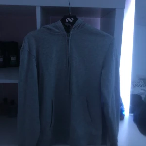 Zip-hoodie grå - Kw 