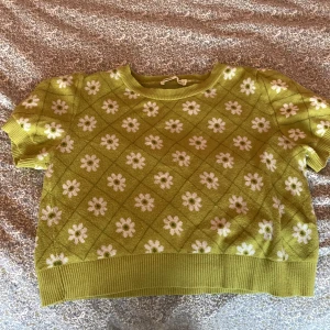 Tröja - En stickad blommig tröja. Säljer den pågrund av att den inte kommer till användning.