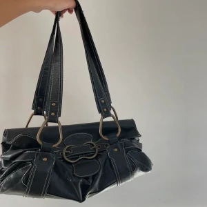 Björn Borg handväska  - Handväska från Björn Borg. Köpte hör på Plick. Säljer då jag tyvärr inte fått någon användning för den. Den är lite sliten men fortfarande fin. (Frakt: blå påse L 80kr) 