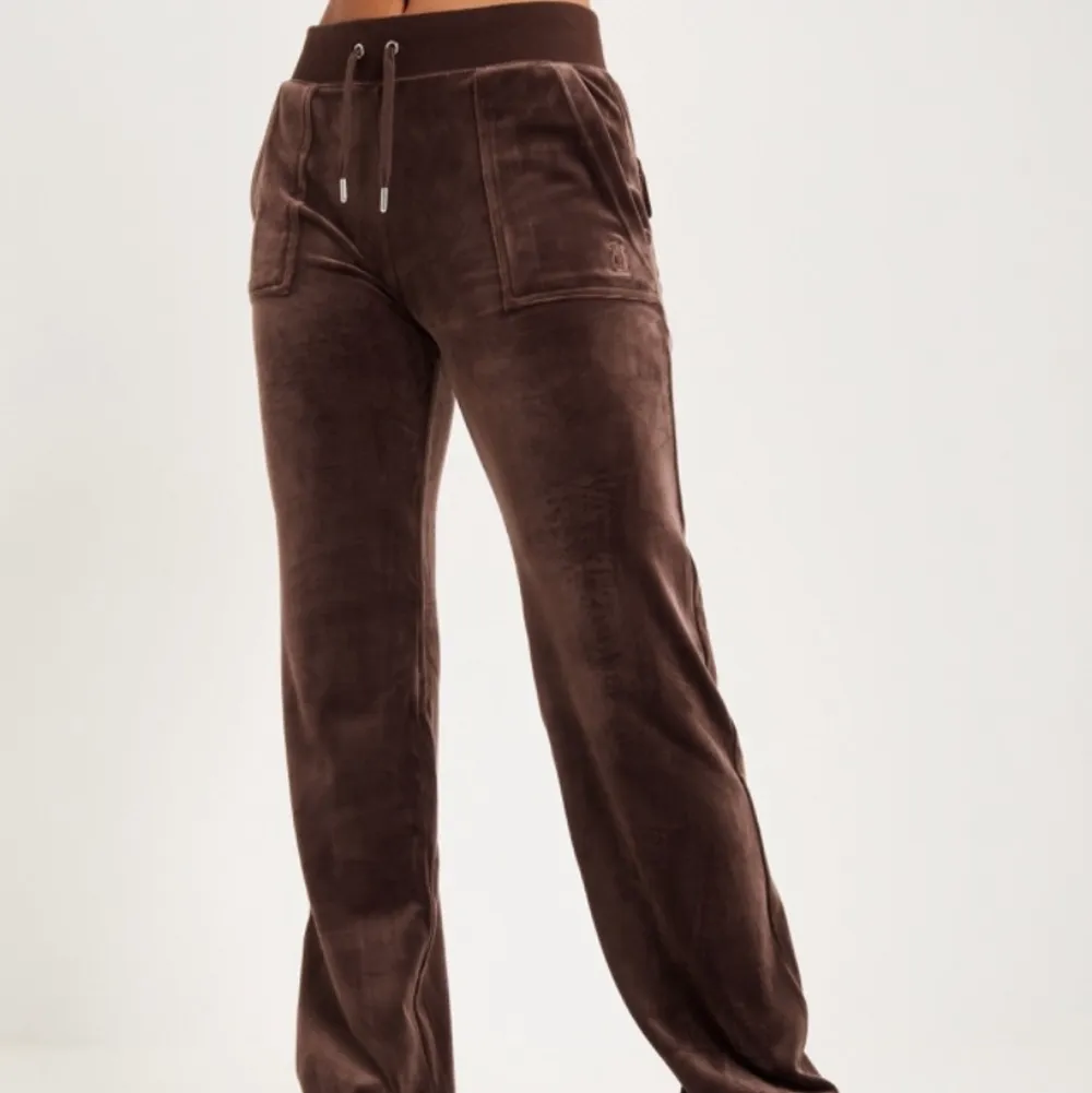 Säljer oanvända juicy byxor i storlek S, ( hoddien finns också) i storlek S☺️ . Jeans & Byxor.