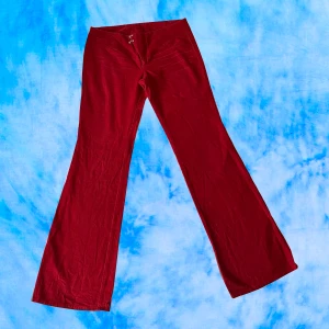 Diesel utsvängda röda byxor  - Diesel utsvängda röda byxor!! Y2K Low waisted! I perfect skick!! ✨💗  Storlek : 28’’   