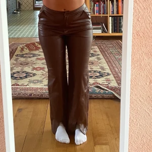 PU byxor nakd  - Säljer dessa ”pu” byxor från nakd. Sitter så snyggt och perfekt längd. Skriv privat i chatten för att köpa. 