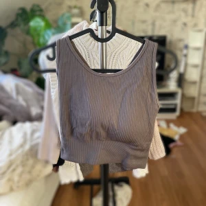 Träningstop soc  - Aldrig använt, säljs pga fel storlek. Toppen är vadderad så kan behöver ingen sport-bh under. 