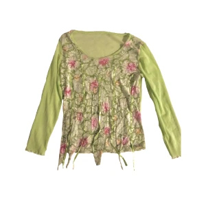 grön topp med mönster  - jättefin och unik topp köpt på humana och aldrig använd!🧚🏻‍♀️🌸🤍🍓