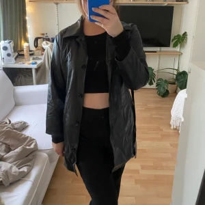 Skinnjacka  - Går att knyta i midjan, inte äkta skinn!!