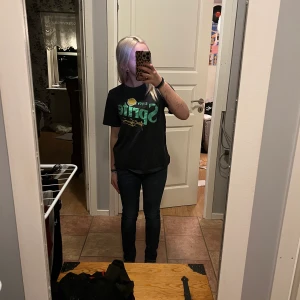 Sprite t-shirt  - Köpte förra året tror jag på h&m fint skick använt få gångeR. Skriv vid frågor och intresse 💗