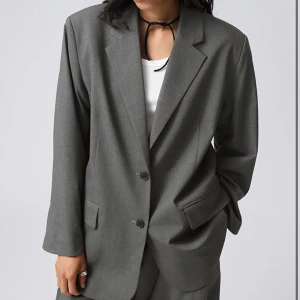 Grå snygg Kavaj!  - Säljer min nästan oanvända kavaj från weekday! (Spara 300 kr!!)