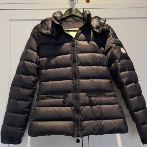 Moncler jacka Bea Giubbotto - Snygg Moncler jacka i dam modell. Perfekt till vardags eller om man vill va snygg i skidbacken.  Mörkblå i storlek 1 som motsvarar xs/s beroende på hur man vill att den ska sitta. Se bild för referens, jag är egentligen M nu den sitter för tight på mig. 