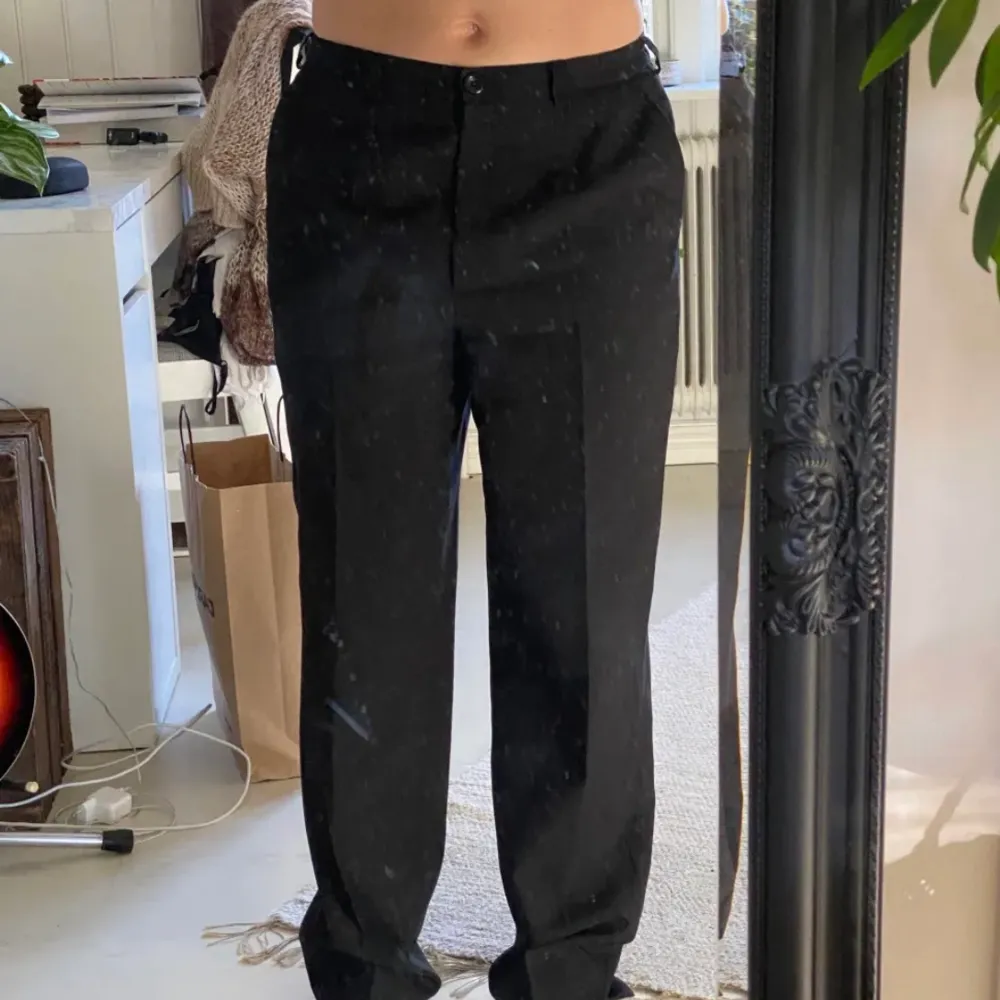 Vintage kostymbyxor från 80-talet! Strl 42 men sitter löst på mig som är strl 36, därmed storlek ”S-XL”. Inga defekter! Fraktpris kan diskuteras . Farkut & Housut.