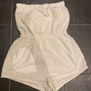 En vit playsuit - Jätte fin plus har aldrig använt. Prislappen är kvar tyllomed. 