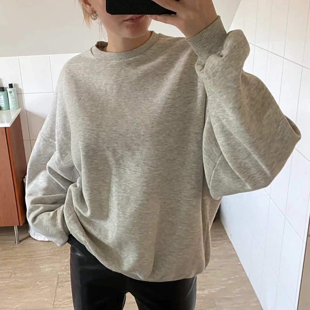 Jättefin grå vanlig oversize sweatshirt från Nelly by Nelly💖 stl S passar fler storlekar💖. Tröjor & Koftor.
