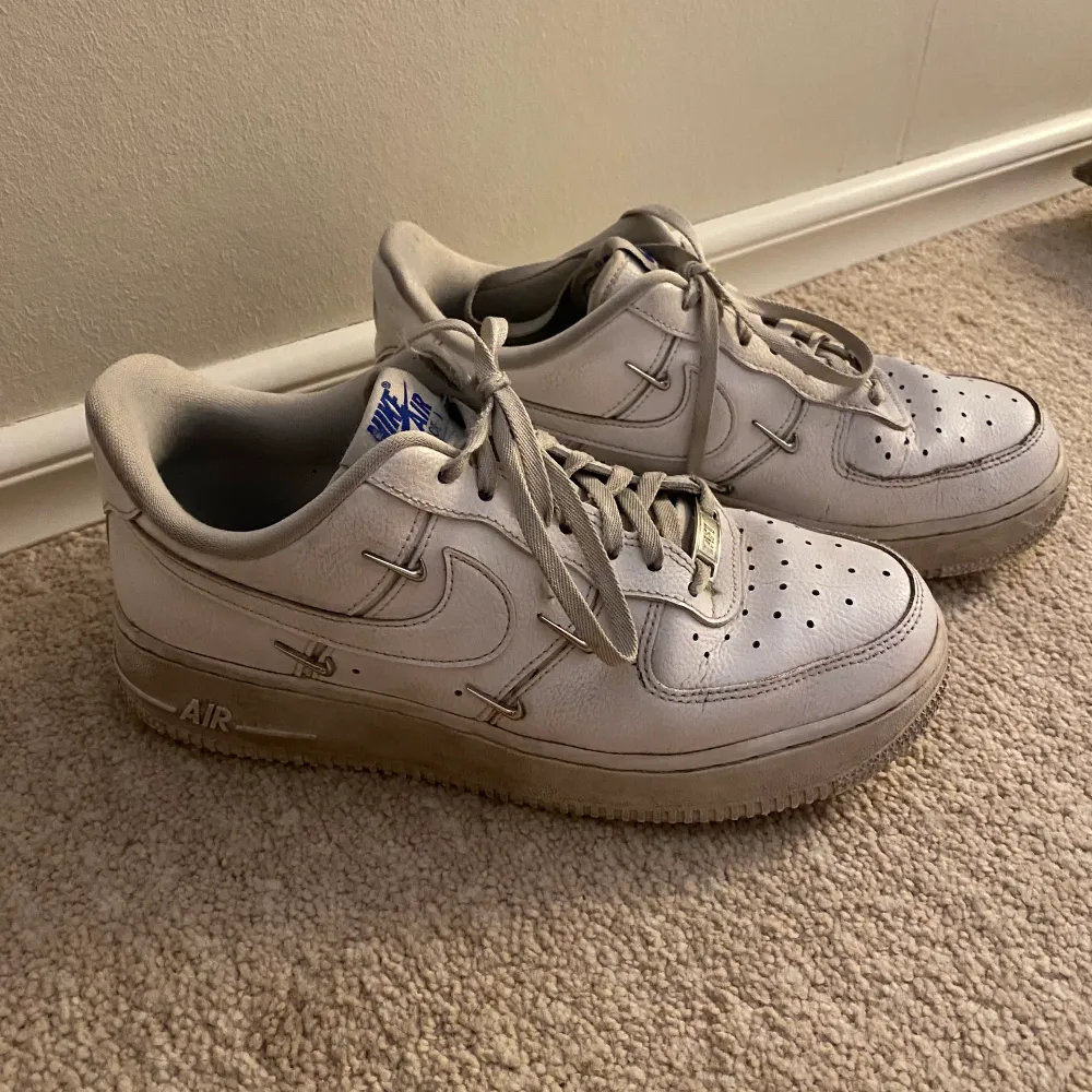 Skitsnygga air force med silverdetaljer. Gå inte att få tag i denna modellen mer . Kengät.