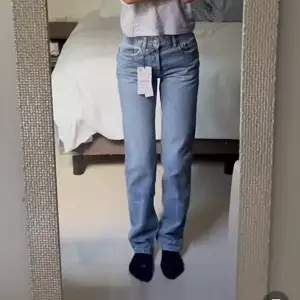 Säljer mina fina straight leg jeans från zara då de tyvärr har blivit för små för mig :( De är sparsamt använda och passar  med alla outfits! Första och andra bild lånad, sista min egen. De är avklippta längst ned men passar någon som är ungefär 160-165 💞