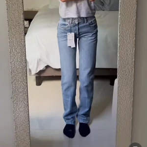 Zara Mid Rise Straight Jeans - Säljer mina fina straight leg jeans från zara då de tyvärr har blivit för små för mig :( De är sparsamt använda och passar  med alla outfits! Första och andra bild lånad, sista min egen. De är avklippta längst ned men passar någon som är ungefär 160-165 💞