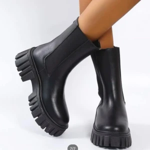 Storlek 39-40 - Jätte bekväma och stiliga boots för höst/vinter. Jag ÄLSKAR dem men tyvärr sitter dem åt för mycket på mig då jag hade lite för stor fot :/ använda 2grr. Köpta för 899kr på ellos om jag inte minns fel. Säljer för 400 vid snabbaffär :)